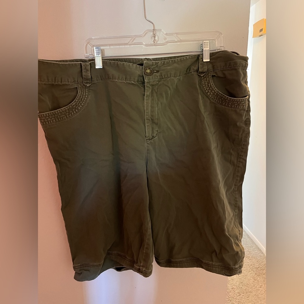Green knee length shorts. 22W missing button
